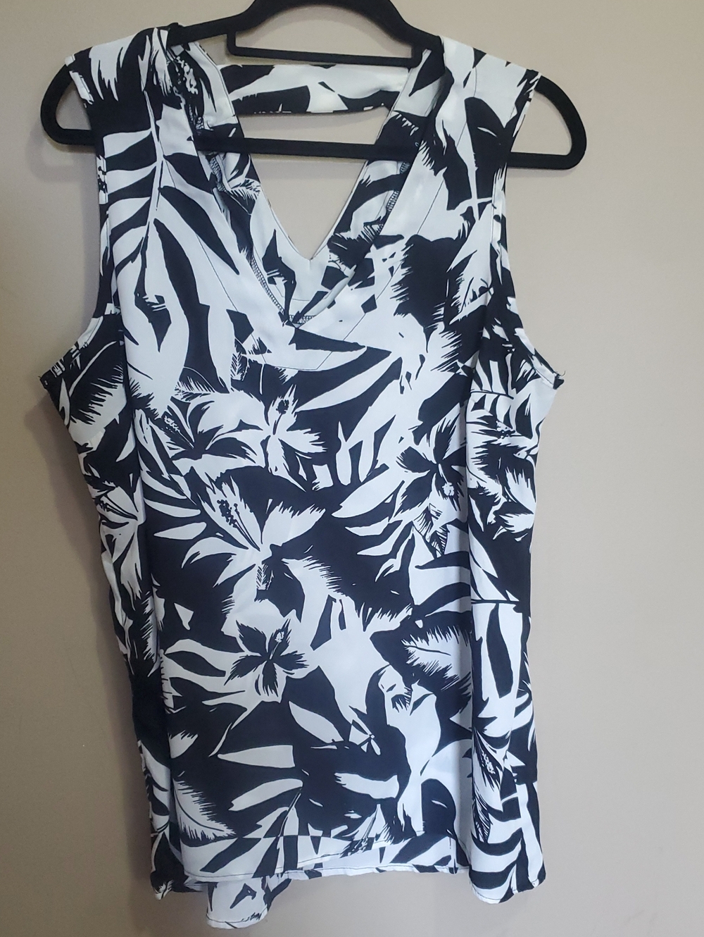 Lily Morgan Black & White Floral V-Neck Top Size Xl